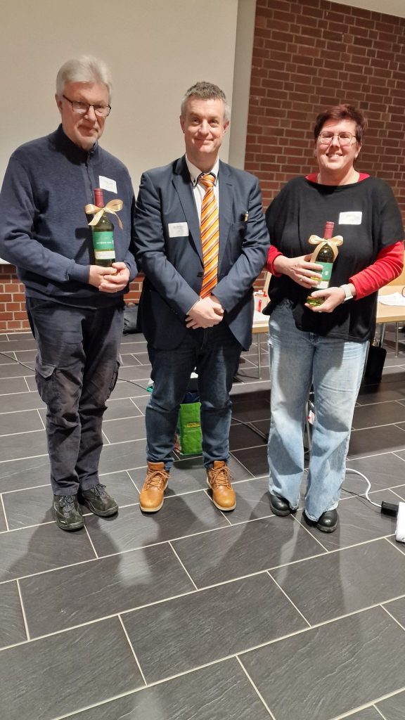Kreiselternbeirat Bergstraße - Wahl 2026 - Die scheidenden Vorstandsmitglieder Birgit Polm und Thomas Sohler mit einem Geschenk, überreicht von Ingo Stechmann