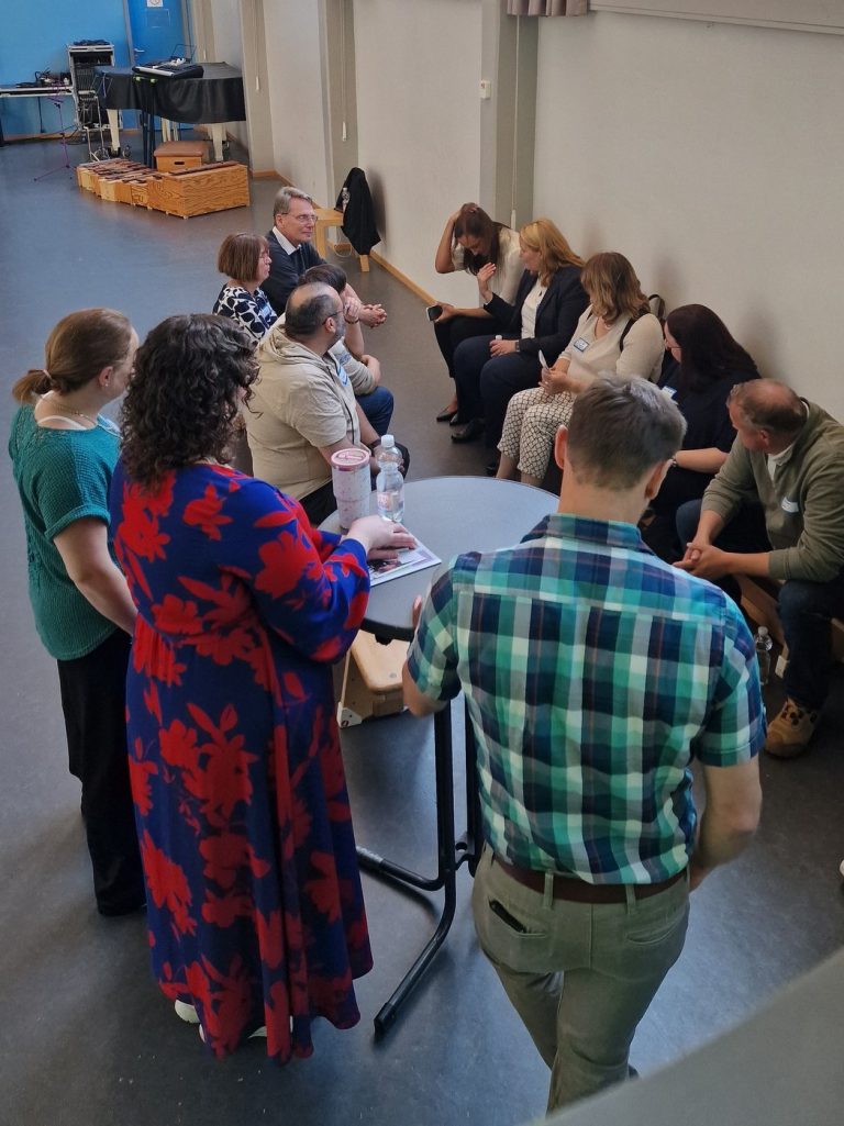 Kreis- und Stadtelternbeiräte in einer Diskussionsrunde