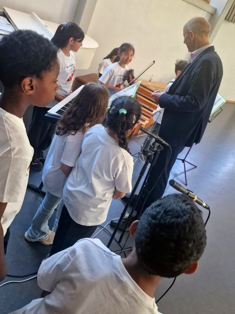 Grundschulorchester mit Minister Schwarz