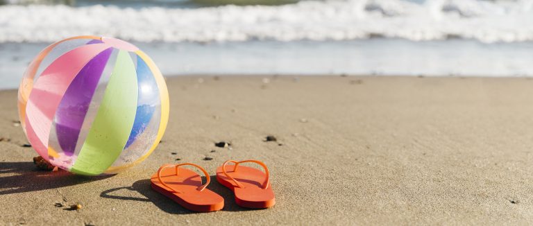 KEB-Gruß Sommerferien (Strandbild mit Ball und Flip Flops)